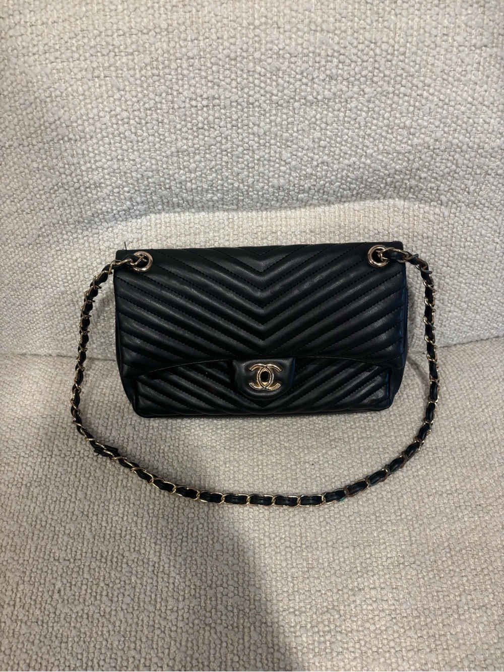 CHANEL Black Chevron Quilted Shoulder Bag with Gold-Tone Chain